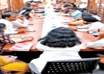 परिचर्चा में भाग लेते साहित्य-प्रेमी