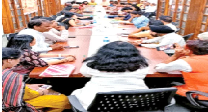 परिचर्चा में भाग लेते साहित्य-प्रेमी