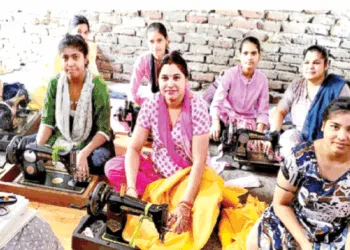 दिल्ली में सेवा भारती के एक केंद्र में सिलाई का नि:शुल्क प्रशिक्षण लेतीं महिलाएं