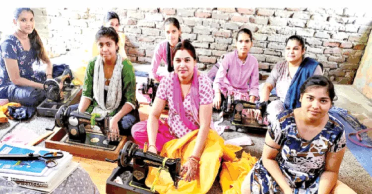 दिल्ली में सेवा भारती के एक केंद्र में सिलाई का नि:शुल्क प्रशिक्षण लेतीं महिलाएं
