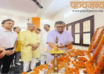 पूजा के साथ कार्यालय का लोकार्पण करते श्री मिलिंद परांडे और अन्य अतिथि