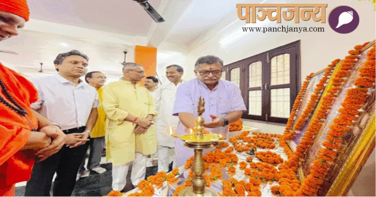 पूजा के साथ कार्यालय का लोकार्पण करते श्री मिलिंद परांडे और अन्य अतिथि