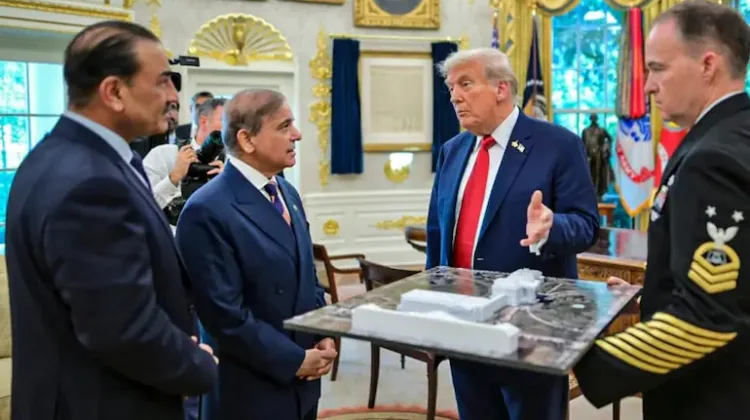 व्हाइट हाउस में ट्रंप के साथ मुनीर और शाहबाज (फाइल चित्र)