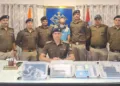 पुलिस की गिऱफ्त में हिस्ट्रीशीटर सुहैल। मीडिया को जानकारी देते वरिष्ठ पुलिस अधिकारी