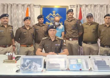 पुलिस की गिऱफ्त में हिस्ट्रीशीटर सुहैल। मीडिया को जानकारी देते वरिष्ठ पुलिस अधिकारी