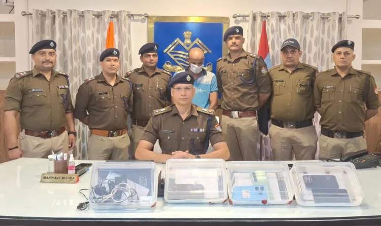 पुलिस की गिऱफ्त में हिस्ट्रीशीटर सुहैल। मीडिया को जानकारी देते वरिष्ठ पुलिस अधिकारी