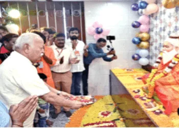 वाल्मीकि जी की आरती करते श्री मोहनराव भागवत