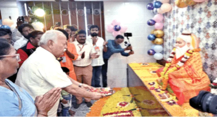 वाल्मीकि जी की आरती करते श्री मोहनराव भागवत