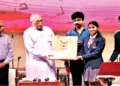 संघ गीतों की प्रस्तुति करने वाले छात्रों को सम्मानित करते श्री अरुण कुमार
