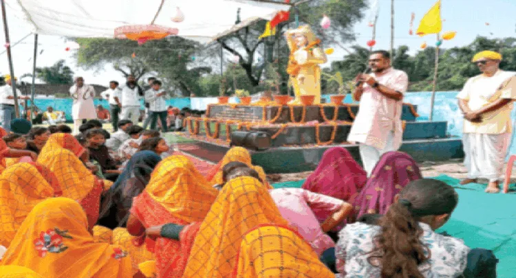 ग्राम पटनाकला में आयोजित कार्यक्रम को संबोधित करते हुए श्री अभय महाजन