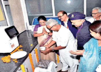 नई मशीन का शुभारंभ करते डॉ. कृष्ण गोपाल। साथ में हैं रेखा गुप्ता और सेवा भारती के अधिकारी
