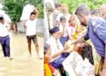 राहत सामग्री वितरित करते स्वयंसेवक
