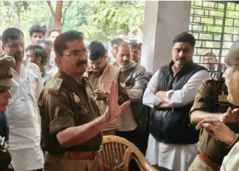 परिजनों को समझाते पुलिस अधिकारी