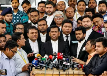 बांग्लादेश के मुख्य लोक अभियोजक ताजमुल इस्लाम शेख हसीना के विरुद्ध पांच आरोप पढ़कर सुनाते हुए (फाइल चित्र)