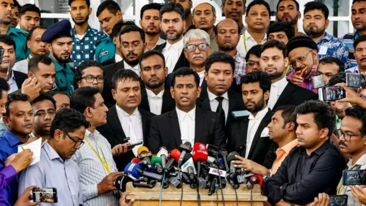 बांग्लादेश के मुख्य लोक अभियोजक ताजमुल इस्लाम शेख हसीना के विरुद्ध पांच आरोप पढ़कर सुनाते हुए (फाइल चित्र)