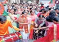 पटना में जीत का जश्न मनाते हुए भाजपा कार्यकर्ता