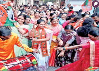 पटना में जीत का जश्न मनाते हुए भाजपा कार्यकर्ता