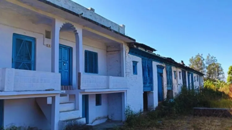बागेश्वर के चमड़थल के चौनी गांव में पलायन से बाखली वीरान पड़ी है