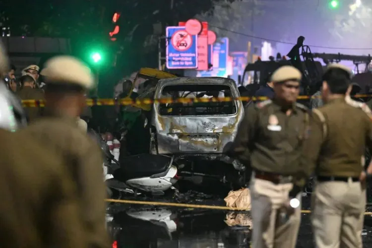 लाल किला मेट्रो स्टेशन के पास कार ब्लास्ट के बाद घटनास्थल पर पहुंची पुलिस और दमकल टीम