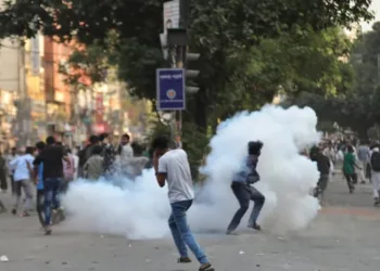 बांग्लादेश में बम फोड़ते प्रदर्शनकारी