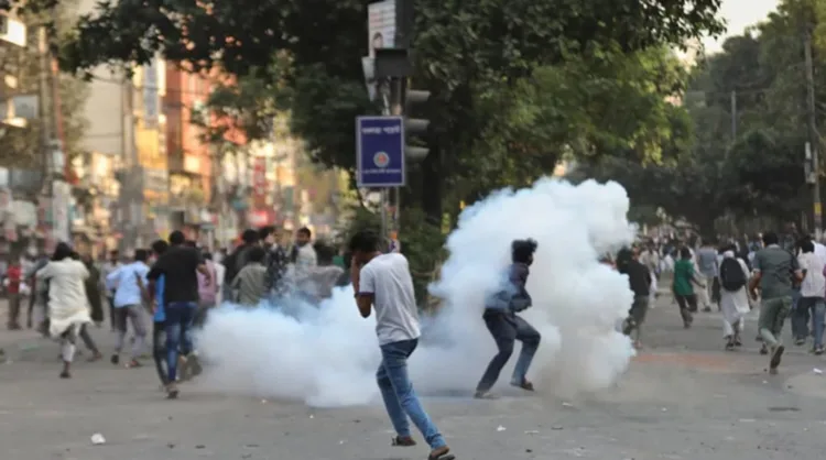 बांग्लादेश में बम फोड़ते प्रदर्शनकारी