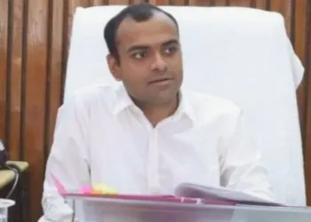 जिलाधिकारी मयूर दीक्षित