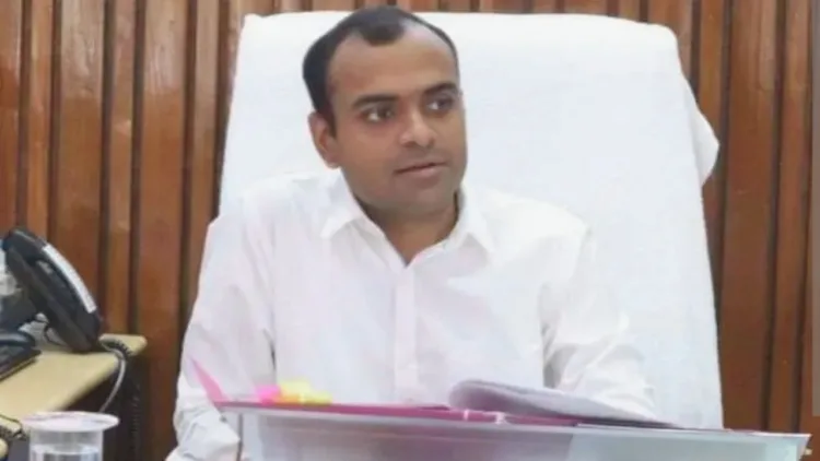 जिलाधिकारी मयूर दीक्षित