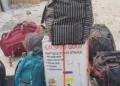 अपने सामान के साथ एक घुसपैठिया