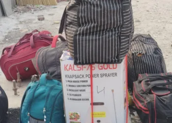 अपने सामान के साथ एक घुसपैठिया