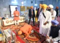 गुरुद्वारा ब्रह्मकुंड साहिब में माथा टेकते सरसंघचालक डॉ. मोहन भागवत।