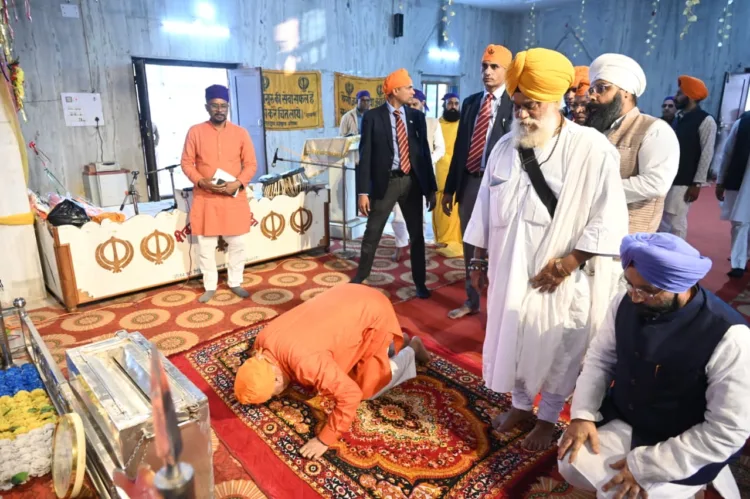 गुरुद्वारा ब्रह्मकुंड साहिब में माथा टेकते सरसंघचालक डॉ. मोहन भागवत।