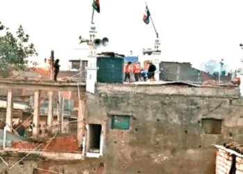 अवैध अल तकिया मस्जिद को ध्वस्त करते कर्मचारी