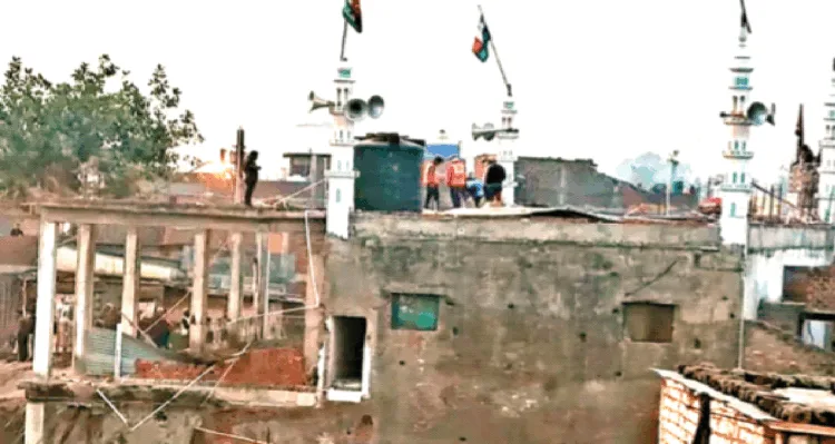 अवैध अल तकिया मस्जिद को ध्वस्त करते कर्मचारी