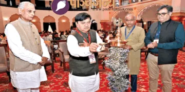 द्वीप प्रज्ज्वलन कर कार्यक्रम का शुभारंभ करते हुए (बाएं से) मध्य भारत प्रांत के संघचालक अशोक पांडे, मध्य क्षेत्र के सहकार्यवाह हेमंत मुक्तिबोध, प्रज्ञा प्रवाह केंद्रीय टोली के सदस्य दीपक शर्मा एवं पाञ्चजन्य के संपादक हितेश शंकर