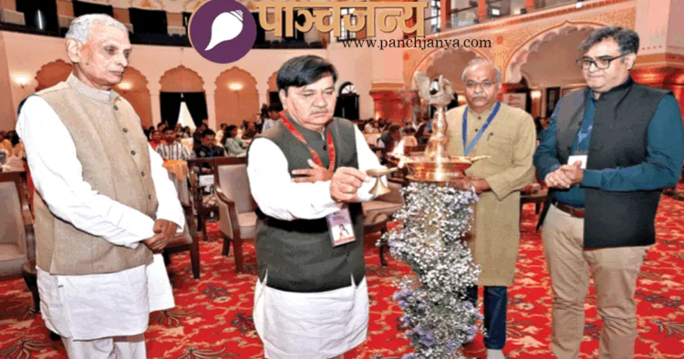 द्वीप प्रज्ज्वलन कर कार्यक्रम का शुभारंभ करते हुए (बाएं से) मध्य भारत प्रांत के संघचालक अशोक पांडे, मध्य क्षेत्र के सहकार्यवाह हेमंत मुक्तिबोध, प्रज्ञा प्रवाह केंद्रीय टोली के सदस्य दीपक शर्मा एवं पाञ्चजन्य के संपादक हितेश शंकर