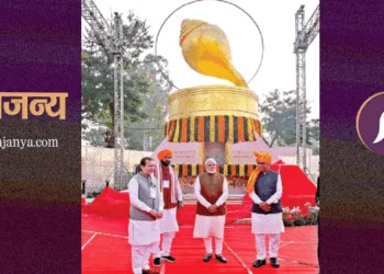 स्मारक स्थल पर प्रधानमंत्री नरेंद्र मोदी के साथ (दाएं) हरियाणा के राज्यपाल प्रो. असीम कुमार घोष, मुख्यमंत्री नायब सिंह सैनी (बाएं) और पर्यटन मंत्री डॉ. अरविंद शर्मा