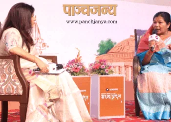 मध्य प्रदेश की लोक स्वास्थ्य यांत्रिकी मंत्री संपतिया उइके से बातचीत करतीं तृप्ति श्रीवास्तव