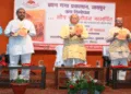 पुस्तक का लोकार्पण करते हुए श्री मोहनराव भागवत। साथ में हैं (बाएं से) श्री भगीरथ चौधरी, डॉ. मुरलीधर शर्मा, डॉ. रमेश अग्रवाल और श्री ब्रजमोहन रामदेव