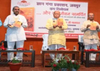 पुस्तक का लोकार्पण करते हुए श्री मोहनराव भागवत। साथ में हैं (बाएं से) श्री भगीरथ चौधरी, डॉ. मुरलीधर शर्मा, डॉ. रमेश अग्रवाल और श्री ब्रजमोहन रामदेव