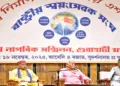 गुवाहाटी में युवा सम्मेलन को संबोधित करते हुए श्री मोहनराव भागवत। साथ में हैं संघ के स्थानीय अधिकारी