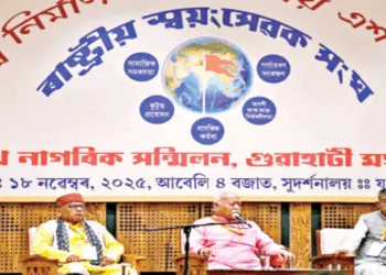 गुवाहाटी में युवा सम्मेलन को संबोधित करते हुए श्री मोहनराव भागवत। साथ में हैं संघ के स्थानीय अधिकारी