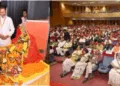 अधिवेशन के उद्घाटन पर मां सरस्वती की पूजा करते श्री रामनाथ कोविंद और साहित्य परिषद के अधिकारी एवं (बाएं) अधिवेशन में उपस्थित साहित्य-प्रेमी