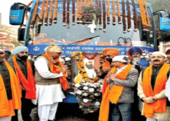 शहीदी यात्रा को रवाना करते श्री अरुण कुमार और अन्य अधिकारी