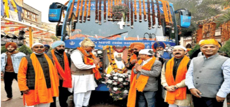 शहीदी यात्रा को रवाना करते श्री अरुण कुमार और अन्य अधिकारी