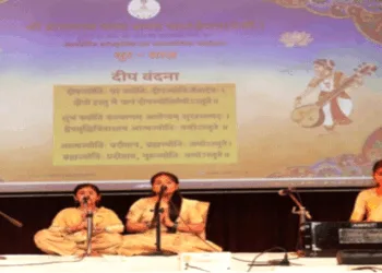कार्यक्रम में कला की प्रस्तुति देते कलाकार