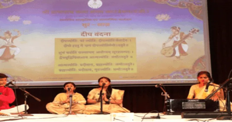 कार्यक्रम में कला की प्रस्तुति देते कलाकार