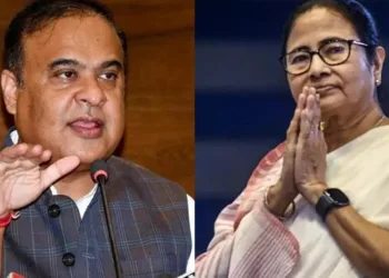 असम के मुख्यमंत्री हिमंता बिस्व सरमा (बाएं) और ममता बनर्जी