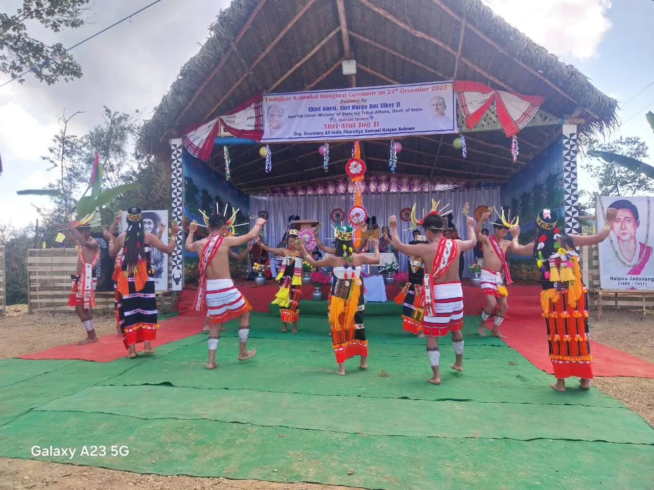 मंदिर के उद्घाटन पर सांस्कृतिक कार्यक्रम प्रस्तुत करते लोग