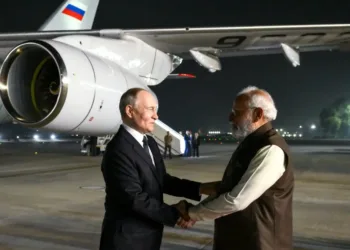 प्रोटोकॉल से इतर प्रधानमंत्री नरेन्द्र मोदी ने हवाईअड्डे पर खुद स्वागत किया 'मित्र' राष्ट्रपति पुतिन का