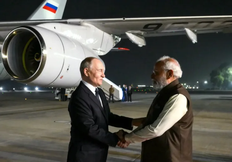 प्रोटोकॉल से इतर प्रधानमंत्री नरेन्द्र मोदी ने हवाईअड्डे पर खुद स्वागत किया 'मित्र' राष्ट्रपति पुतिन का